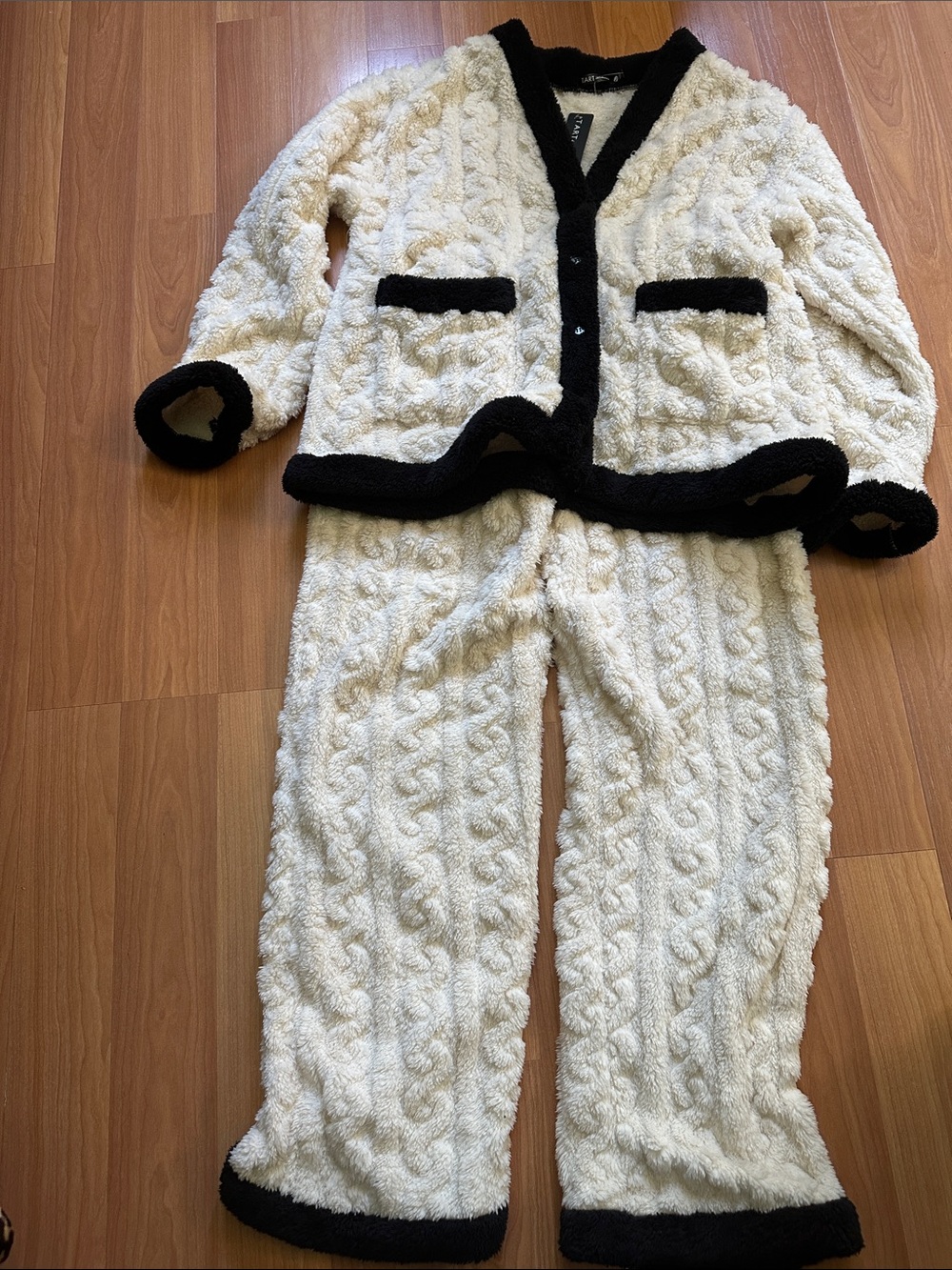 NWT Tarte intimates 2 piece pajama set in off white and black size large